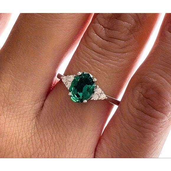 Emerald-Green Oval Gemstone Ring with Sparkling Side Accents – Classic Three-Sto - Picture 4 of 4